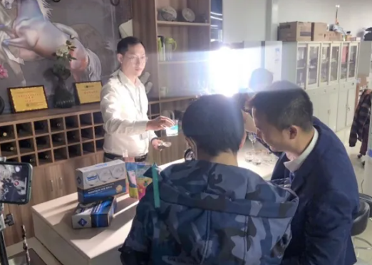 郭导说放入球冰的饮品看起来更加高端美观